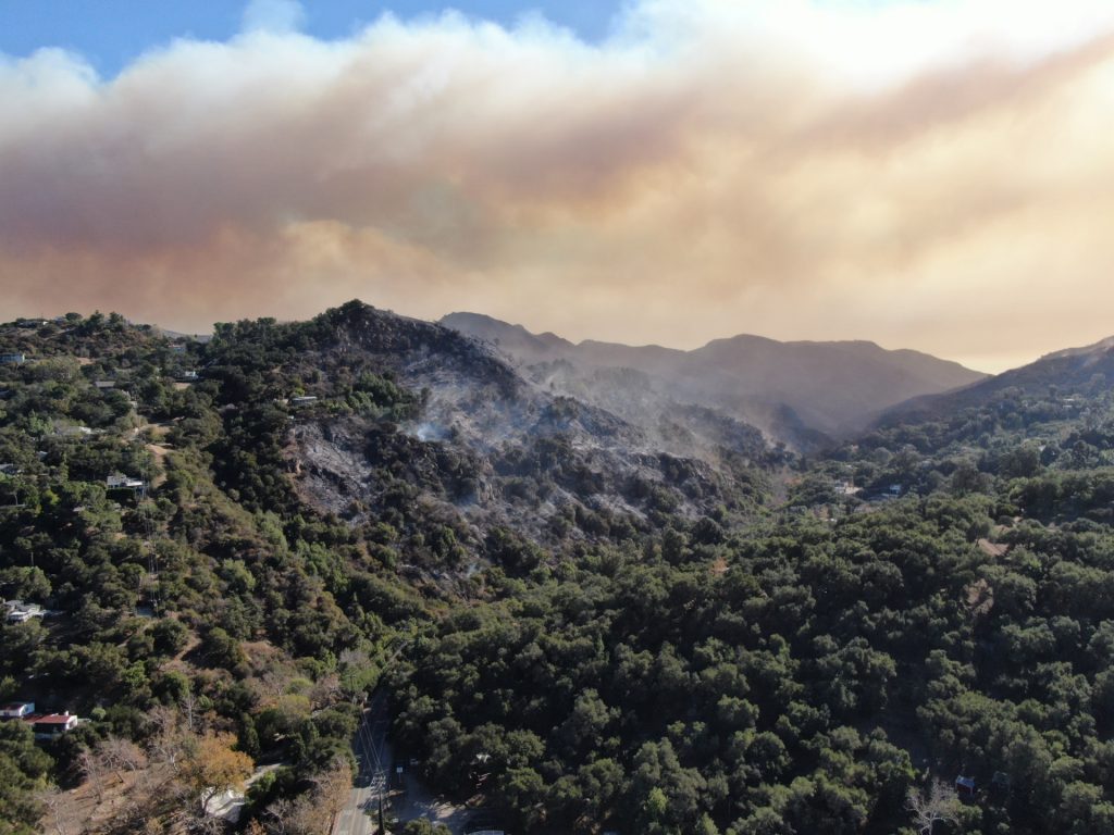 Topanga, Los Ángeles Imágenes de la destrucción y lucha contra los incendios en Los Ángeles