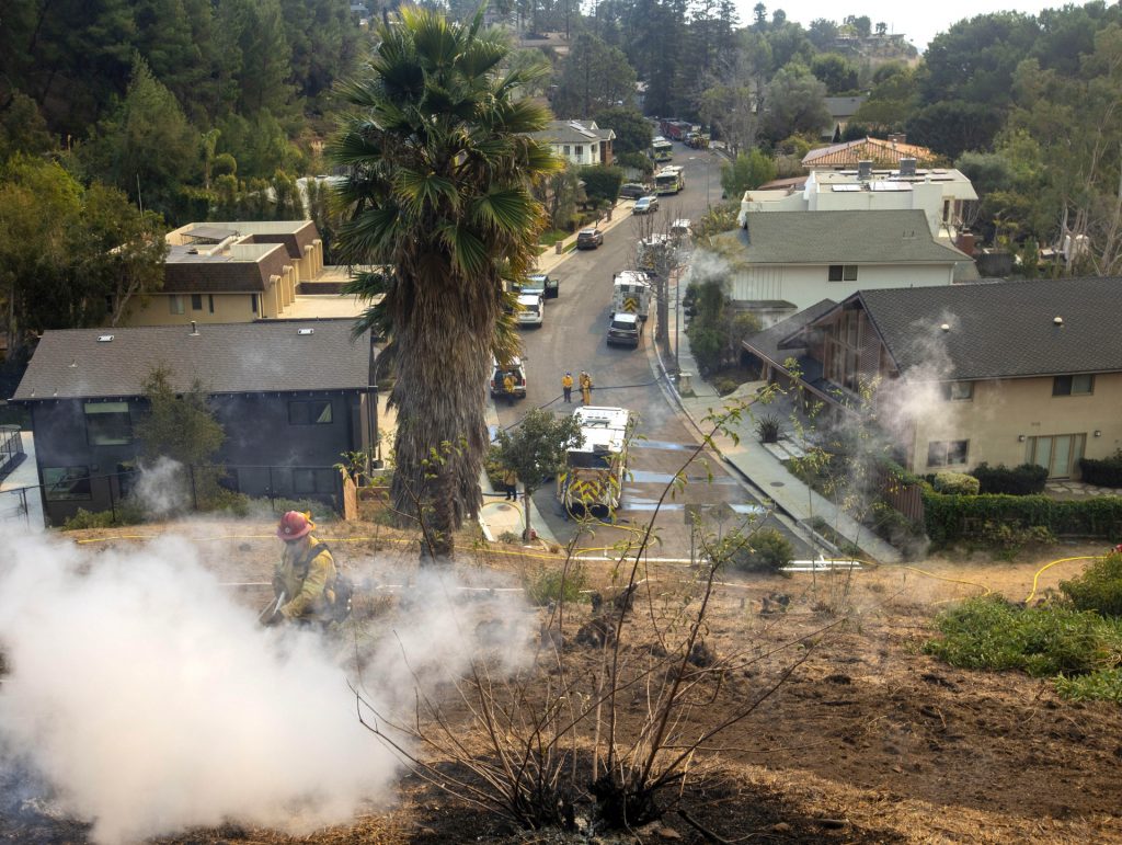 El fuego se acerca a las casas Imágenes de la destrucción y lucha contra los incendios en Los Ángeles