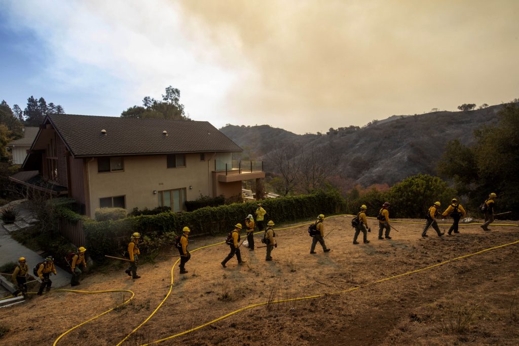 Cuadrillas de bomberos Imágenes de la destrucción y lucha contra los incendios en Los Ángeles