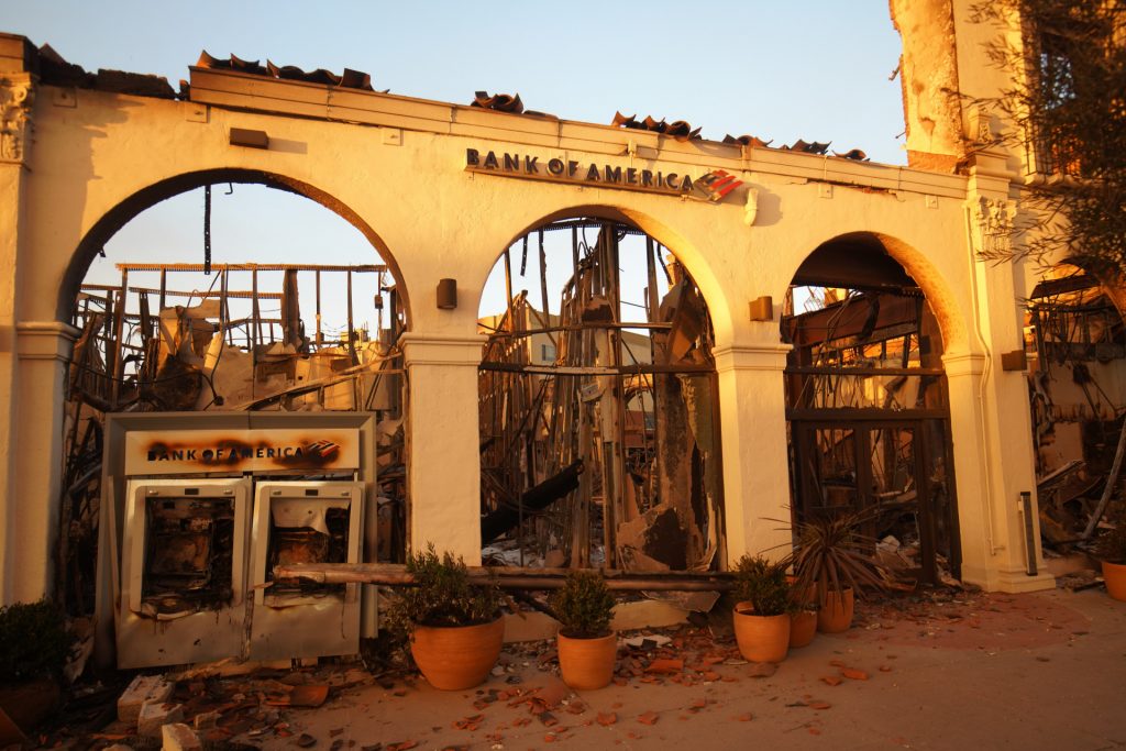 Más de 12.000 estructuras Imágenes de la destrucción y lucha contra los incendios en Los Ángeles