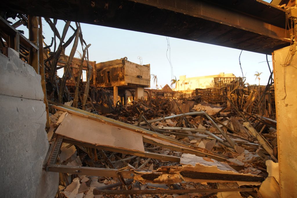 Centro de asistencia y toque de queda Imágenes de la destrucción y lucha contra los incendios en Los Ángeles
