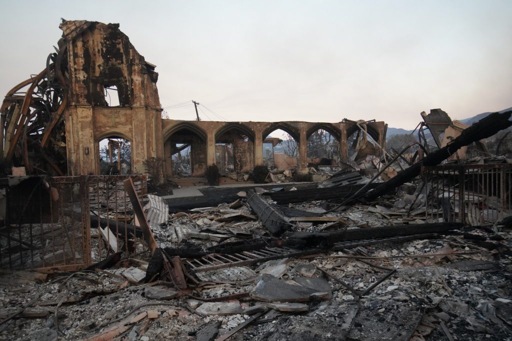 Buscar entre la devastación Imágenes de la destrucción y lucha contra los incendios en Los Ángeles