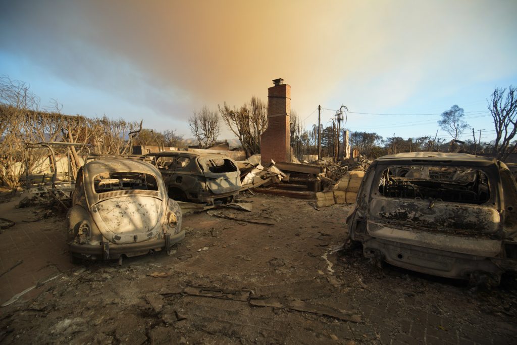Los feroces vientos de Santa Ana Imágenes de la destrucción y lucha contra los incendios en Los Ángeles