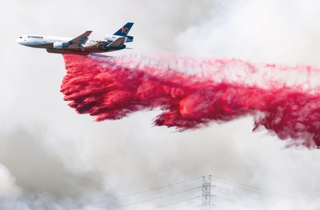 Día y noche Imágenes de la destrucción y lucha contra los incendios en Los Ángeles