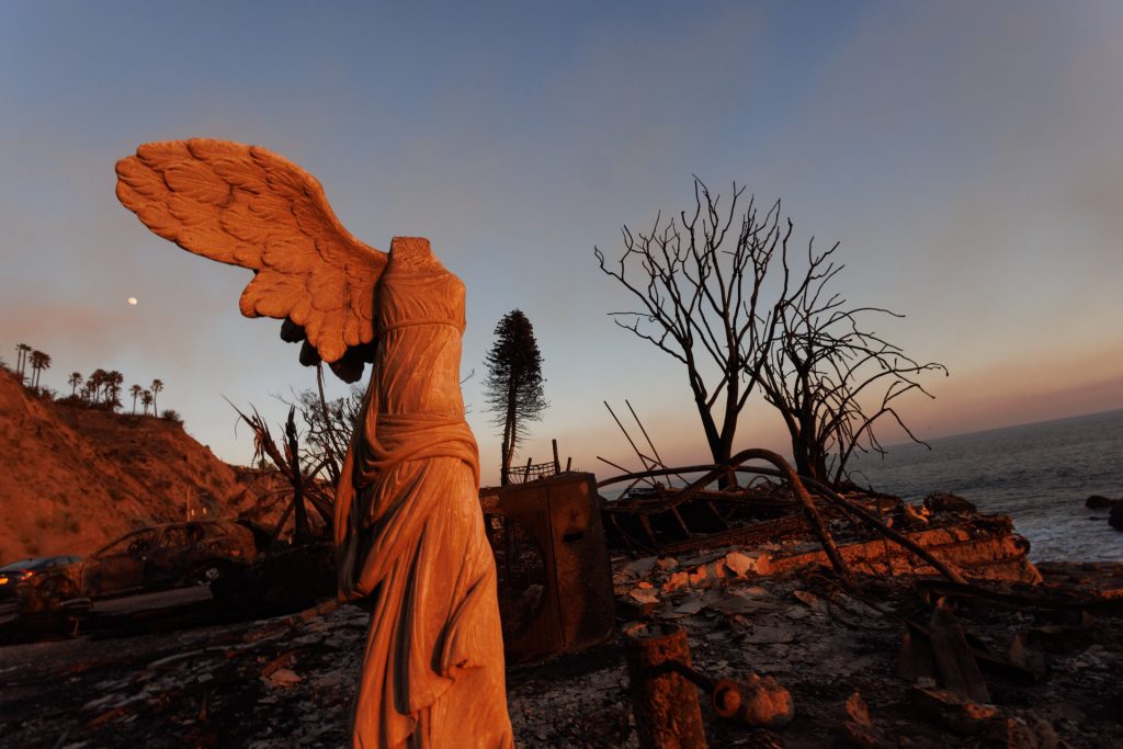 Vuelve las ráfagas de viento Imágenes de la destrucción y lucha contra los incendios en Los Ángeles