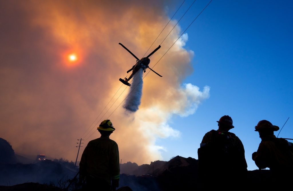 Lucha por cielo y tierra Imágenes de la destrucción y lucha contra los incendios en Los Ángeles