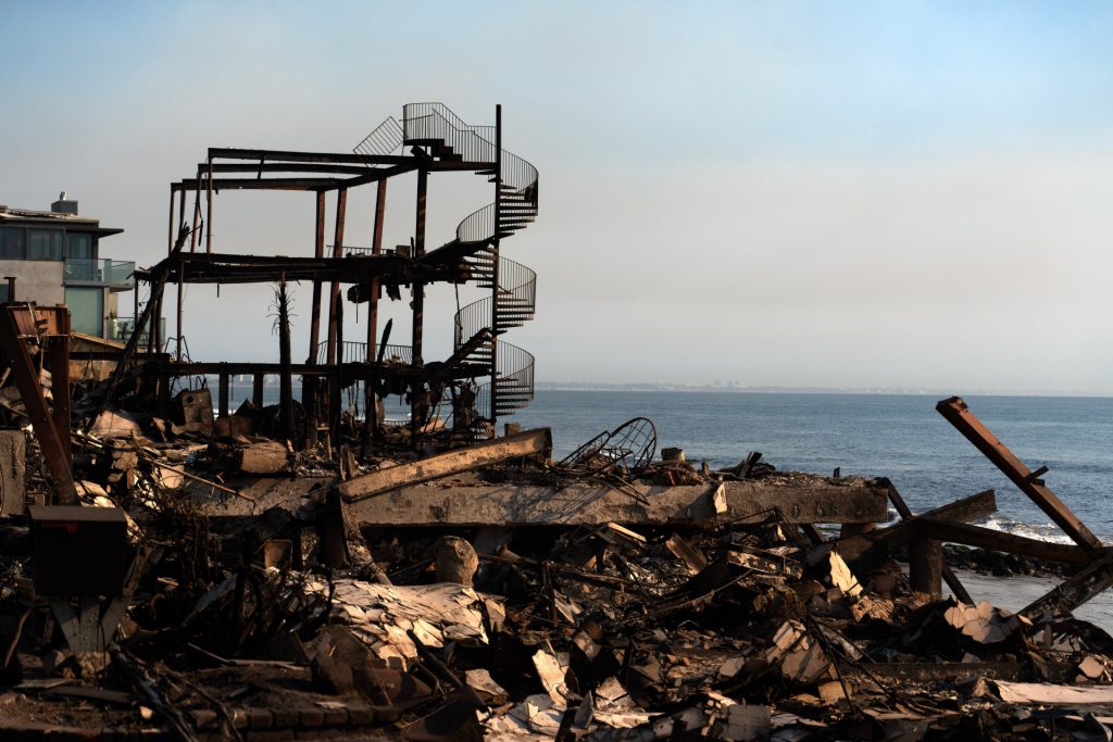 Esqueletos de edificios Imágenes de la destrucción y lucha contra los incendios en Los Ángeles