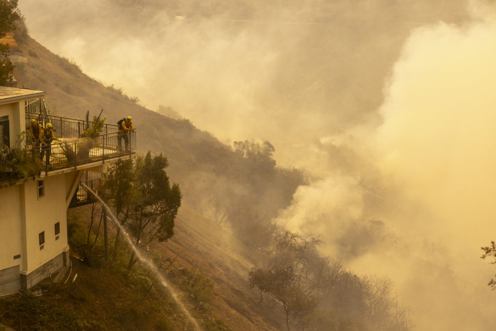 Mandeville Canyon Imágenes de la destrucción y lucha contra los incendios en Los Ángeles