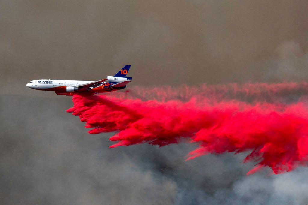 'Super tankers' para controlar el fuego Imágenes de la destrucción y lucha contra los incendios en Los Ángeles