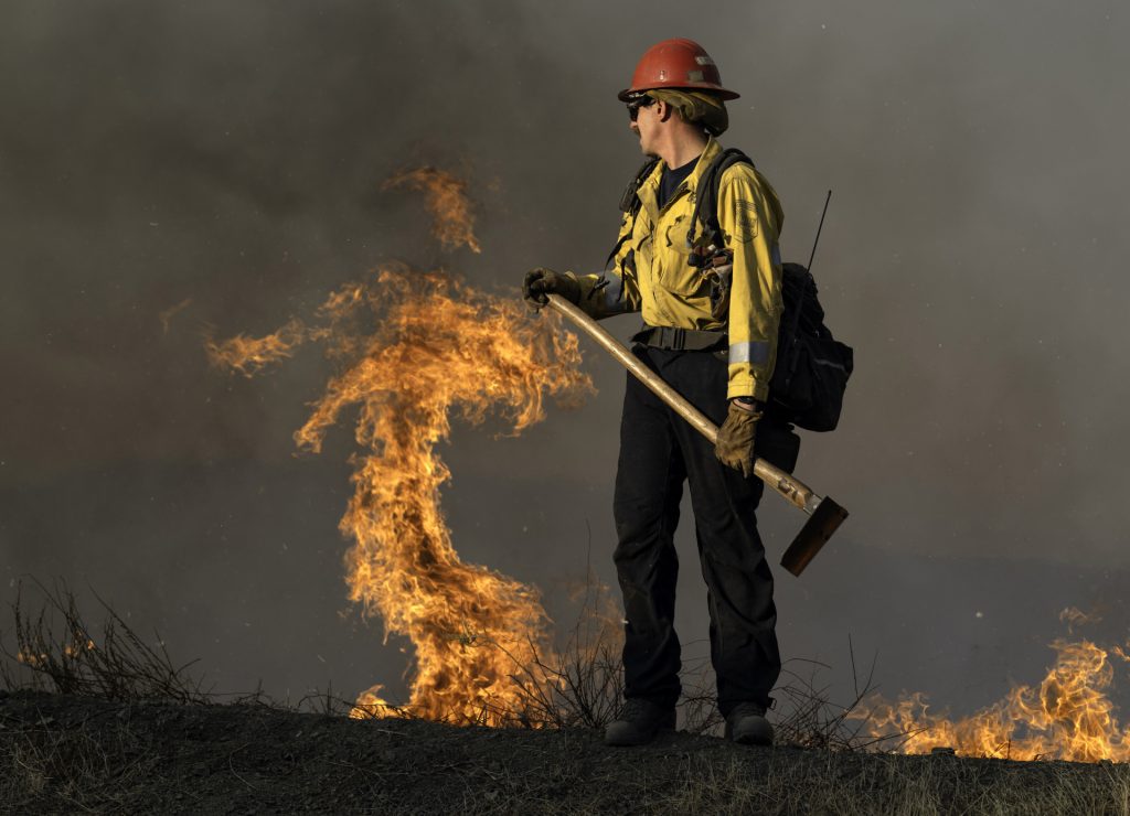 Los bomberos, luchando contra el fuego Imágenes de la destrucción y lucha contra los incendios en Los Ángeles