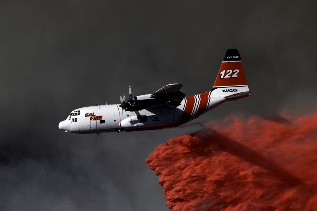 Aviones cisterna Imágenes de la destrucción y lucha contra los incendios en Los Ángeles