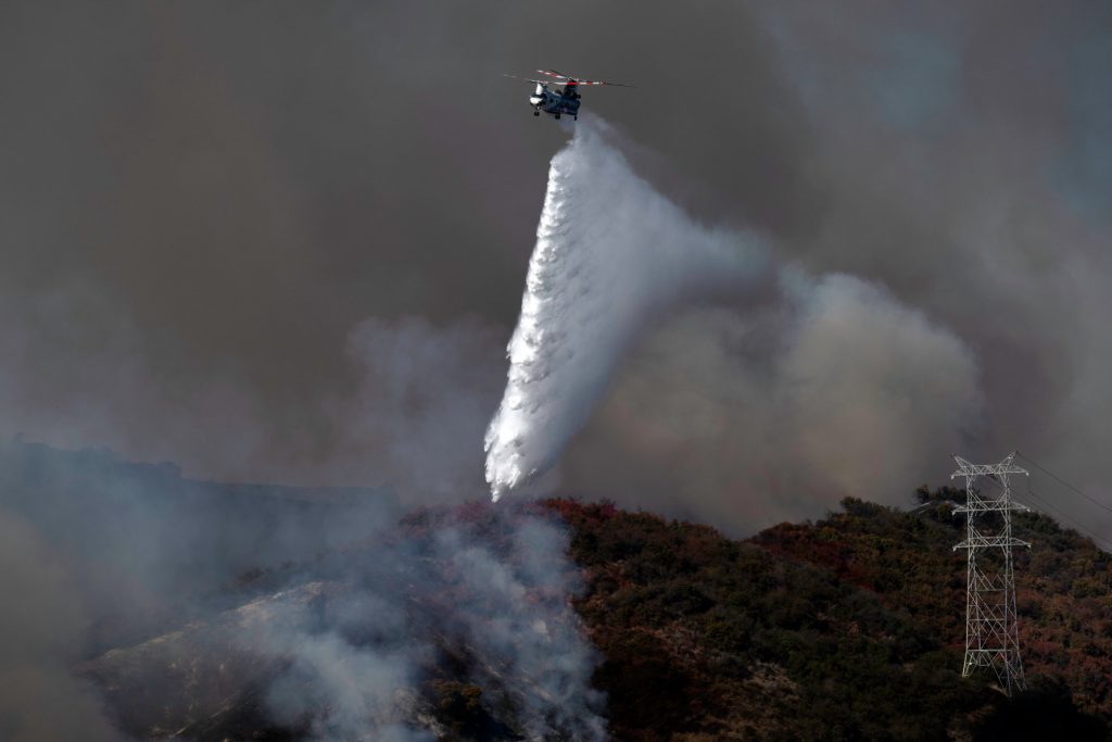 Helicópteros luchando contra el fuego Imágenes de la destrucción y lucha contra los incendios en Los Ángeles