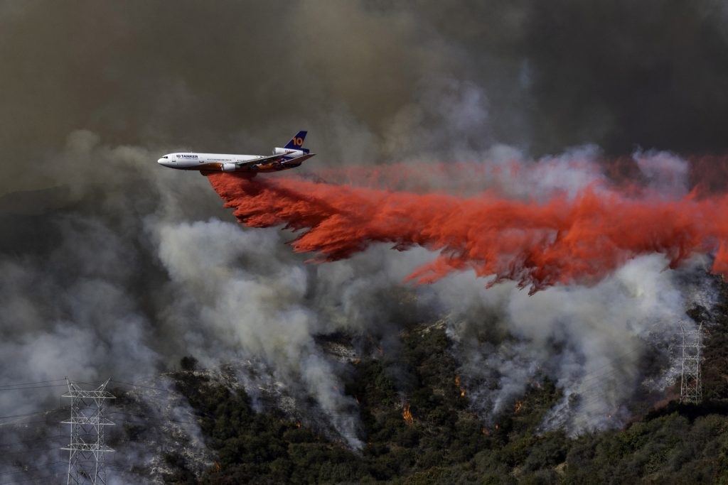 Aviones lanzando retardante Imágenes de la destrucción y lucha contra los incendios en Los Ángeles
