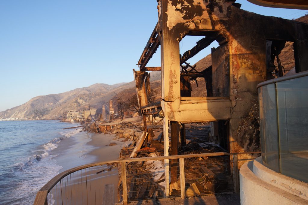Casas de Malibú destruidas por el incendio forestal Imágenes de la destrucción y lucha contra los incendios en Los Ángeles